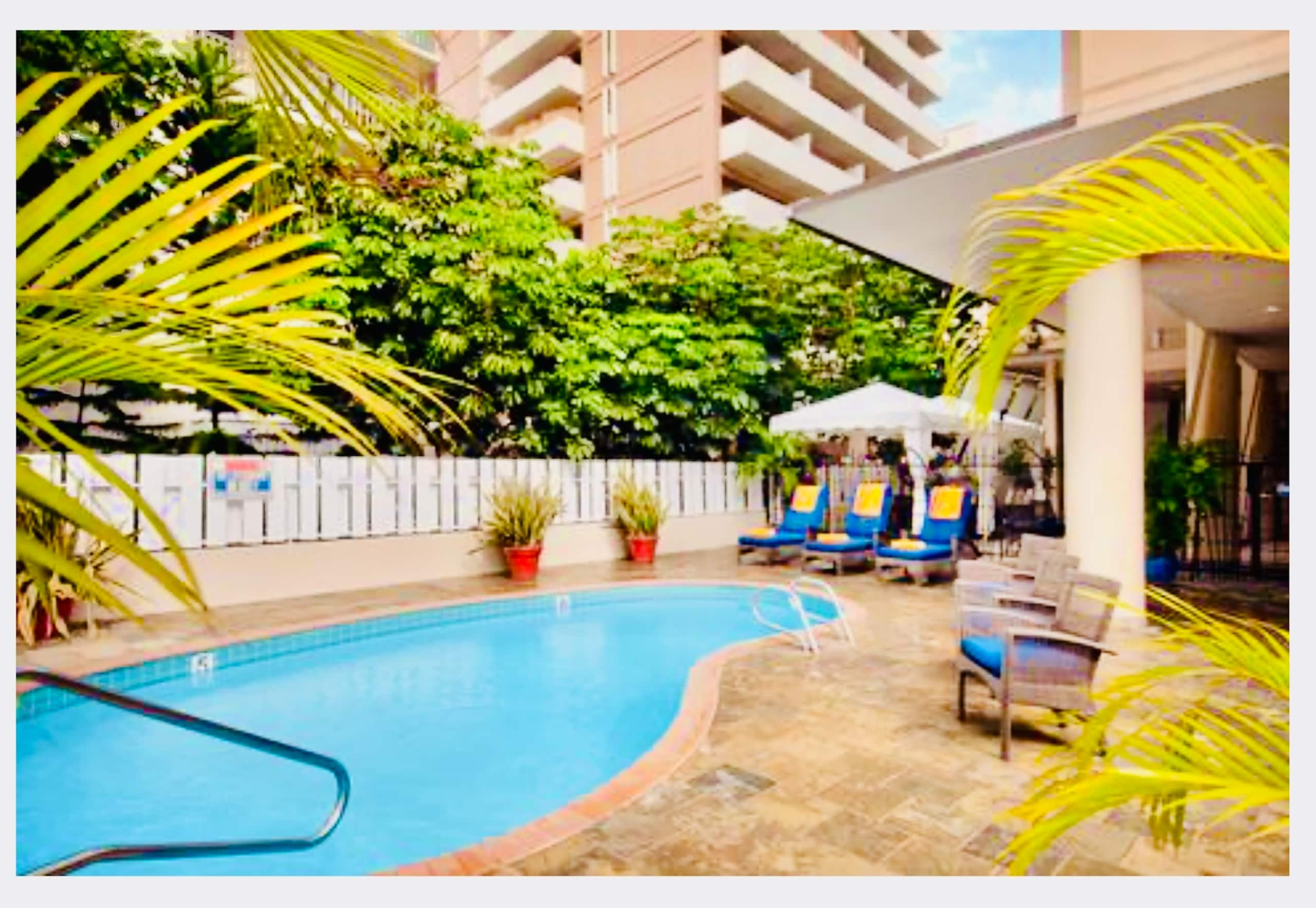 Top-Floor 1BR Penthouse in Waikiki - Image 33