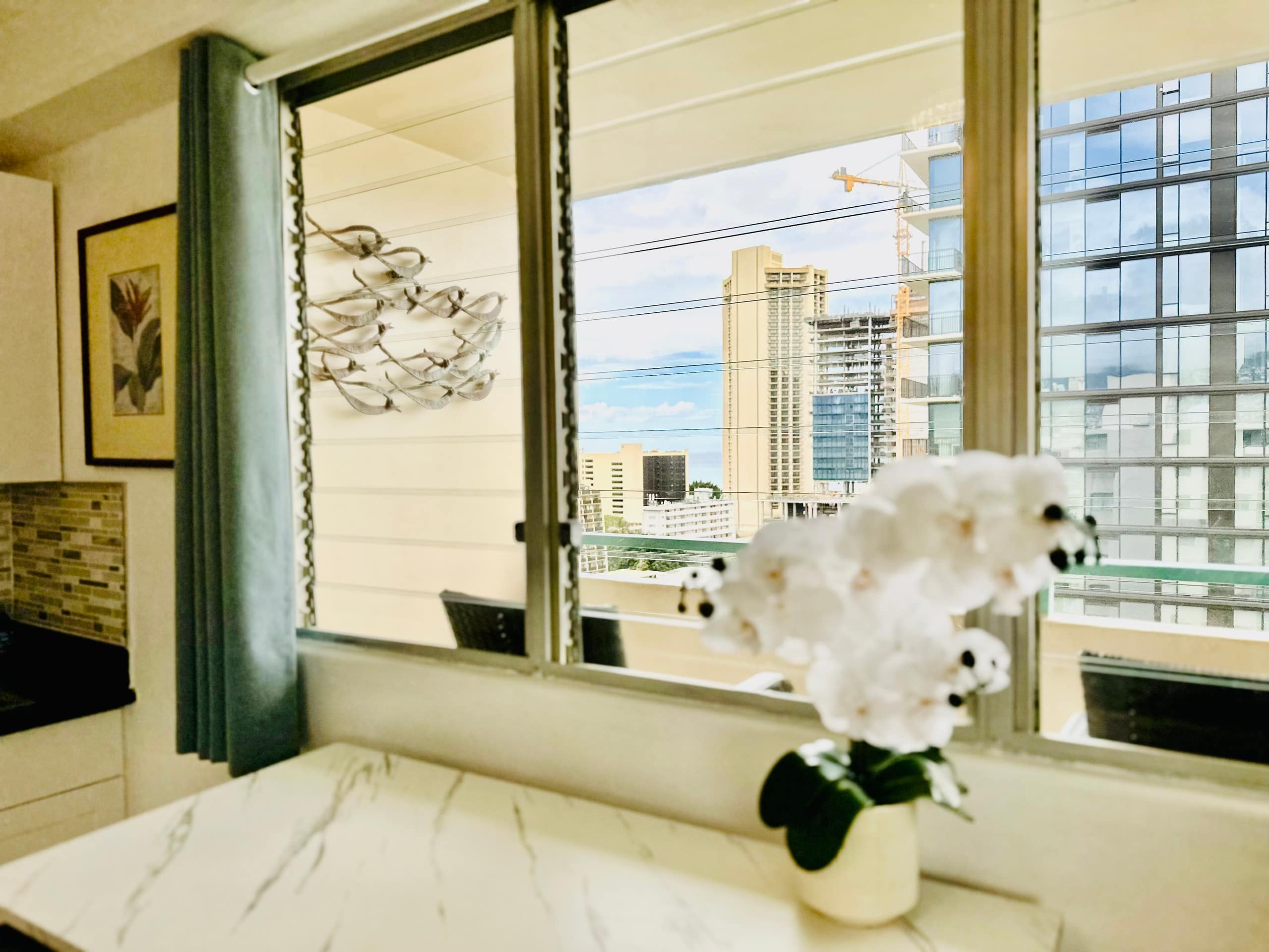 Top-Floor 1BR Penthouse in Waikiki - Image 5