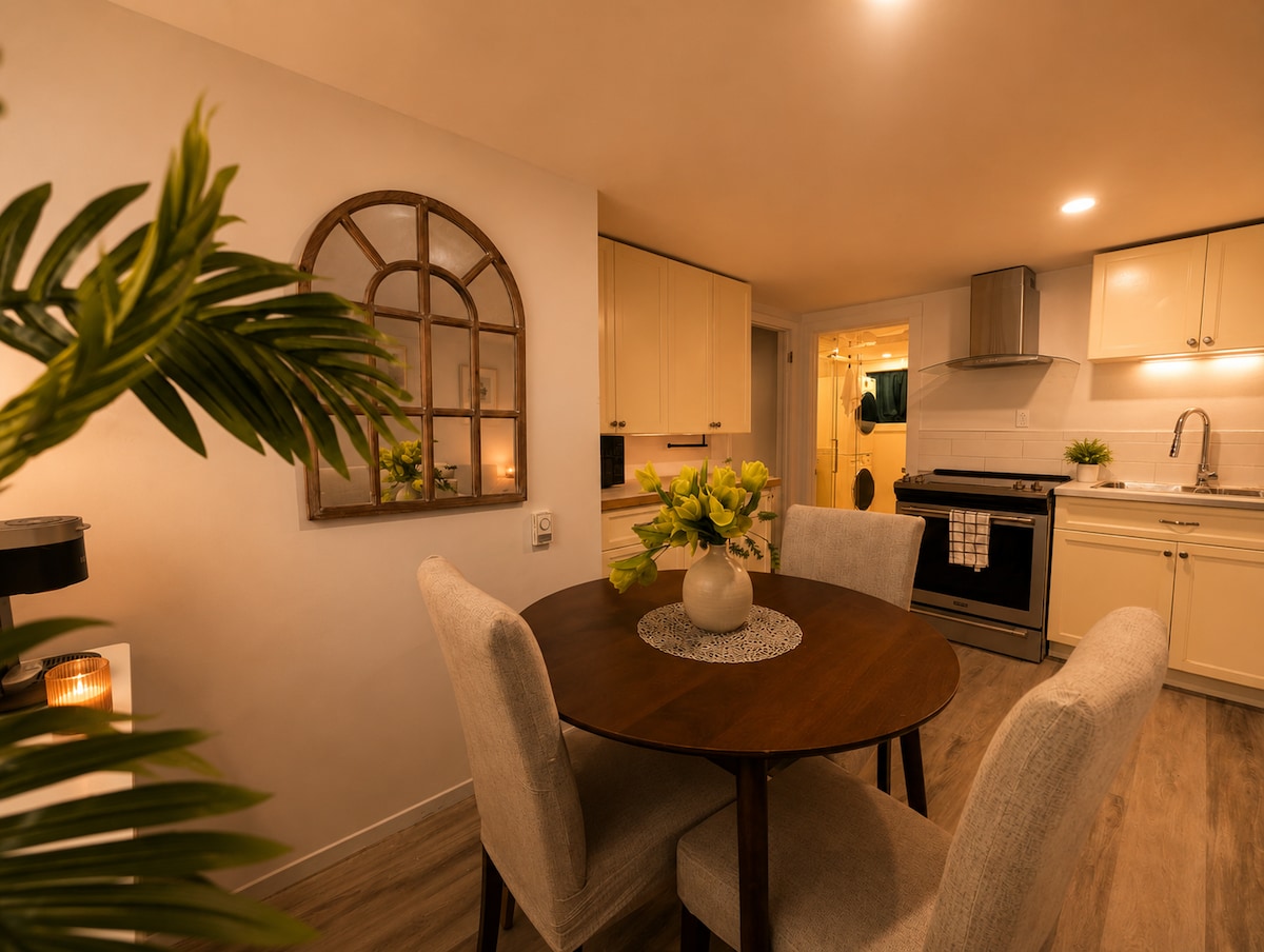 Cozy one-bedroom Saint-Constant guesthouse with washer-dryer and free parking