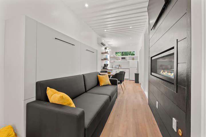 The Steel Oasis-container Home
W/ Hot Tub! - 인디애나