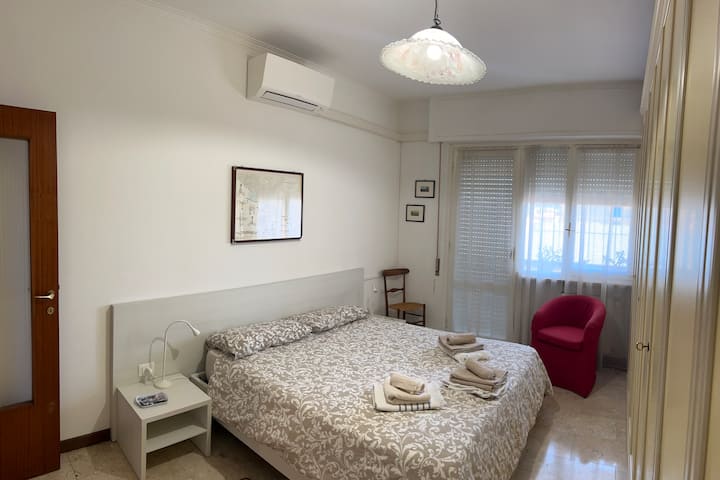 Cama doble o posibilidad de dos camas, armario, mesa de escritorio, portaequipajes, sillón. 