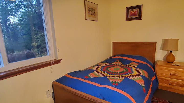 Krevat tek , dyshek me ajër shtesë në dollap, varëse rrobash dhe batanije dhe mbulesa shtesë për divanin e dhomës së ndenjjes, Tavolinë dhe dy karrige, ventilator celular. abazhur dhe pasqyrë në mur. ngrohës vaji shtesë nëse nevojitet.