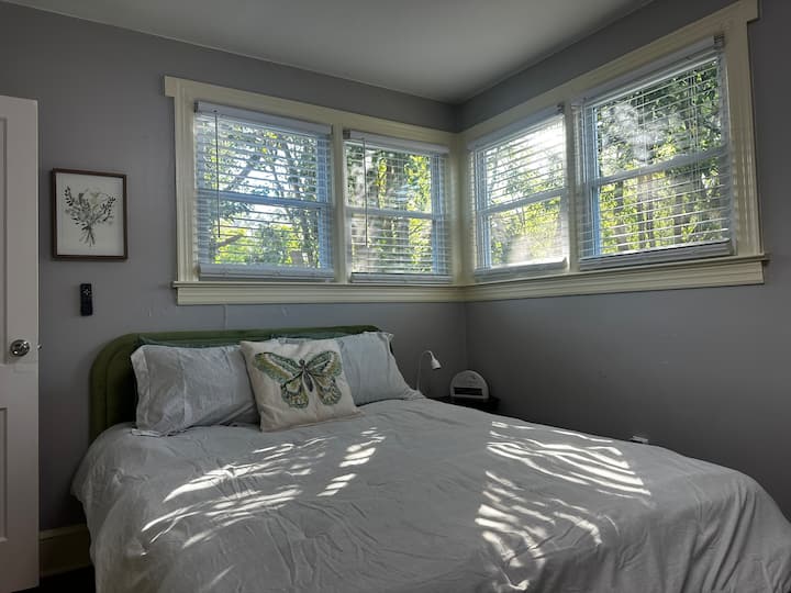 Организирајте ги работите во вградената полица за книги или пространиот плакар, нудејќи доволно простор за складирање на вашата гардероба. Оваа спална соба е удобна и функционална - вашиот дом далеку од дома.