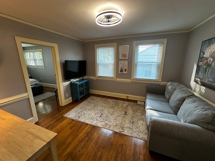 Уживајте во дополнителна дневна соба со голем паметен телевизор и кауч за спиење. Овој флексибилен простор често се користи како место за одмор од забава во главната дневна соба. 