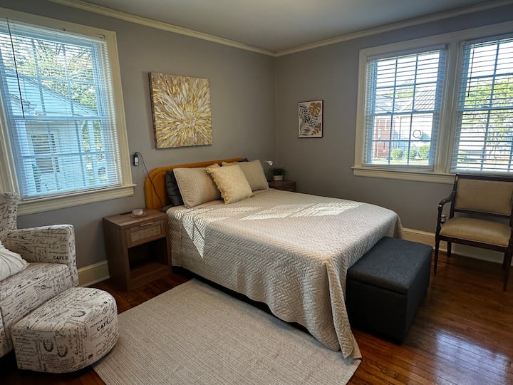 Добре дојдовте во вашето сончево засолниште! Ќе ви се допадне топлината на природната сончева светлина што струи низ прозорците, создавајќи весела и динамична атмосфера која веднаш го подигнува вашето расположение.