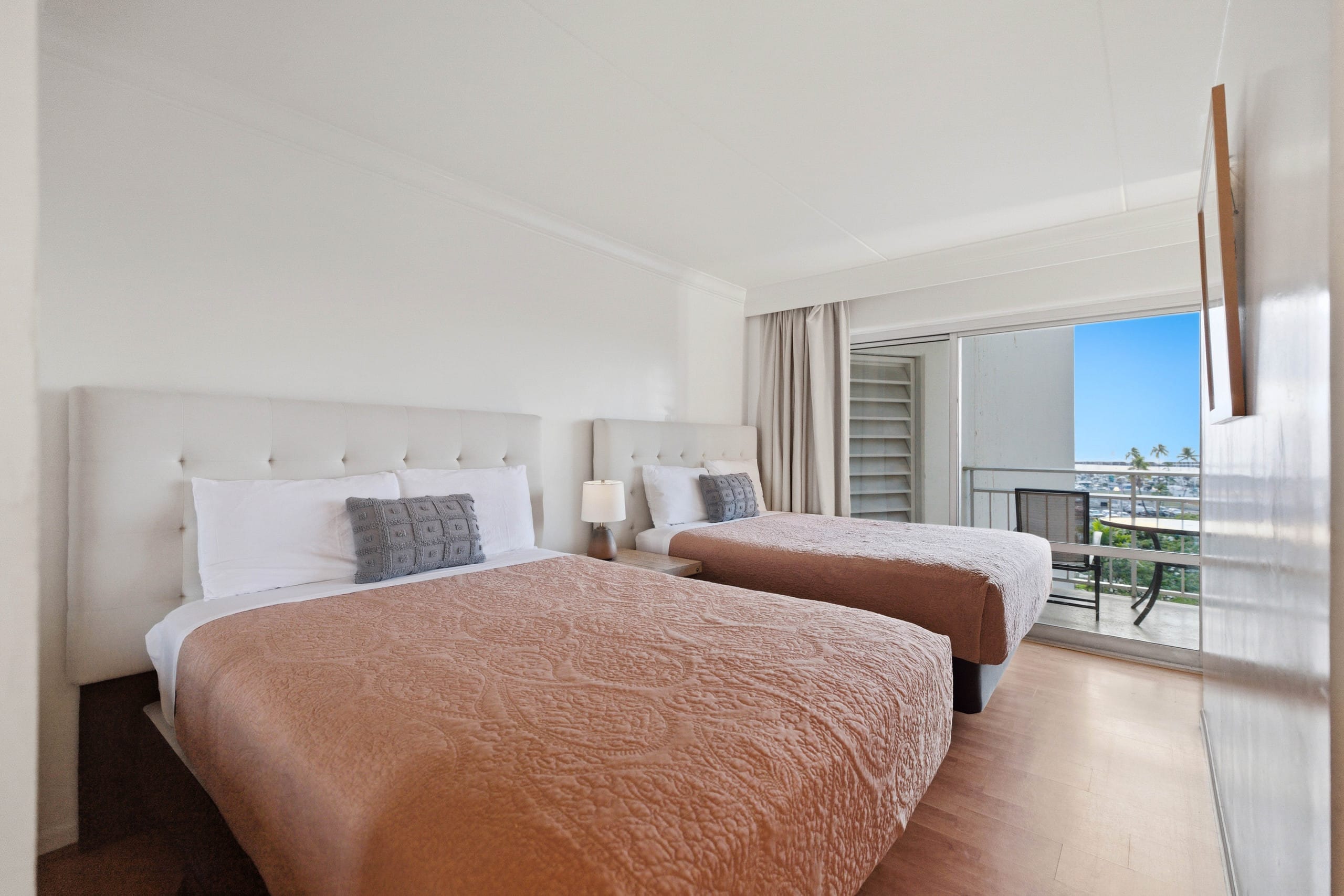 Condo in Honolulu · ★4.72 · 1 bedroom · 2 beds · 1 bath - Image 3