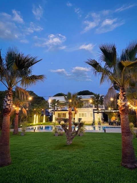 VILLA 6-bedroom front of beach with Luxury pool