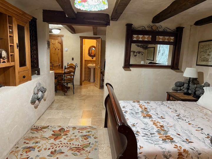 Спалня с двойно легло в бодега (испанска винарска изба) с малка баня и тоалетна и всекидневна