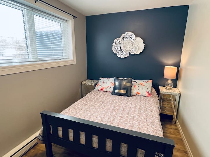 Ორადგილიანი საწოლი მეხსიერების ქაფის ლეიბის ზედაპირით. 