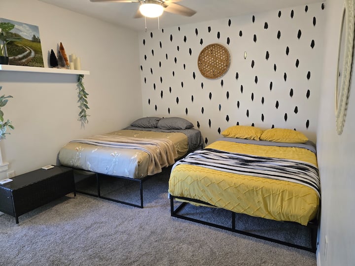 החדר בהשראת הפלפאף. נקודת תצפית בכניסה לחדר. החדר הזה נמצא בצד שמאל של חדר הרחצה למעלה.
יש לנו 2 מיטות בגודל מלא בחדר הזה. 