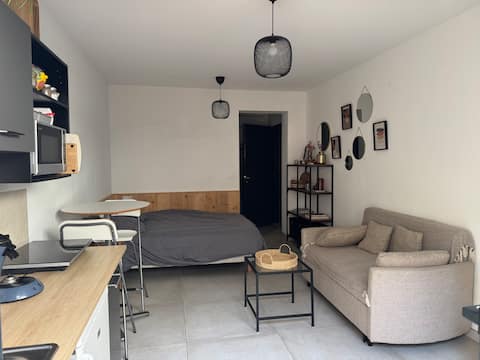 Top performing Airbnb: beautiful neighborhood, renovated studio with private patio in Narbonne