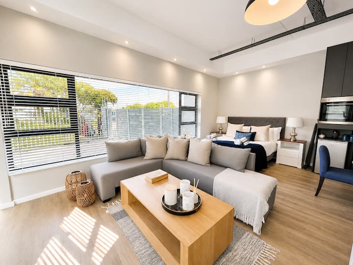 Stylish Interlinked Unit | 4-sleeper + 2 Ensuites - Cape Town