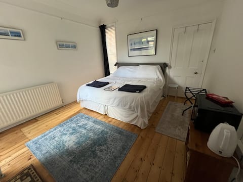 Top Airbnb: En-suite bed; private access (one room) in Marchwood