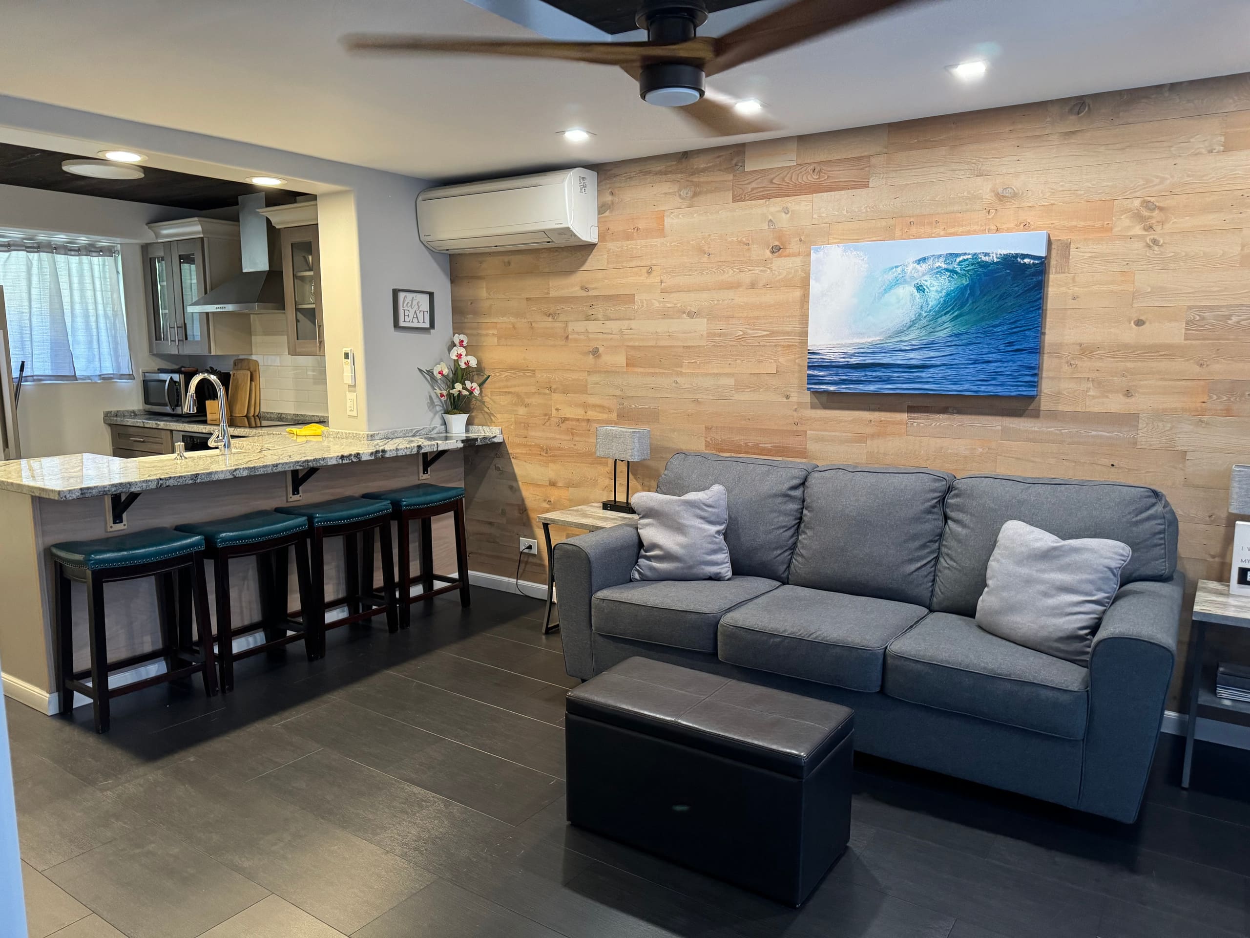 Condo in Honolulu · ★4.86 · 2 bedrooms · 3 beds · 1 private bath - Image 2