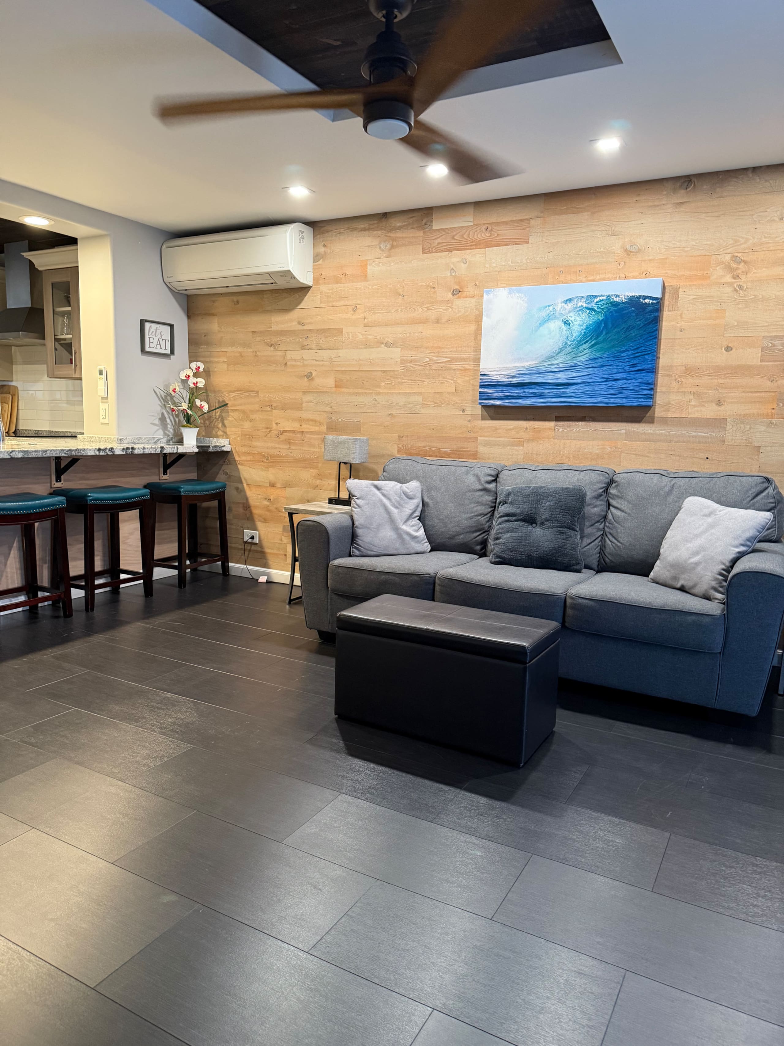 Condo in Honolulu · ★4.86 · 2 bedrooms · 3 beds · 1 private bath - Image 10