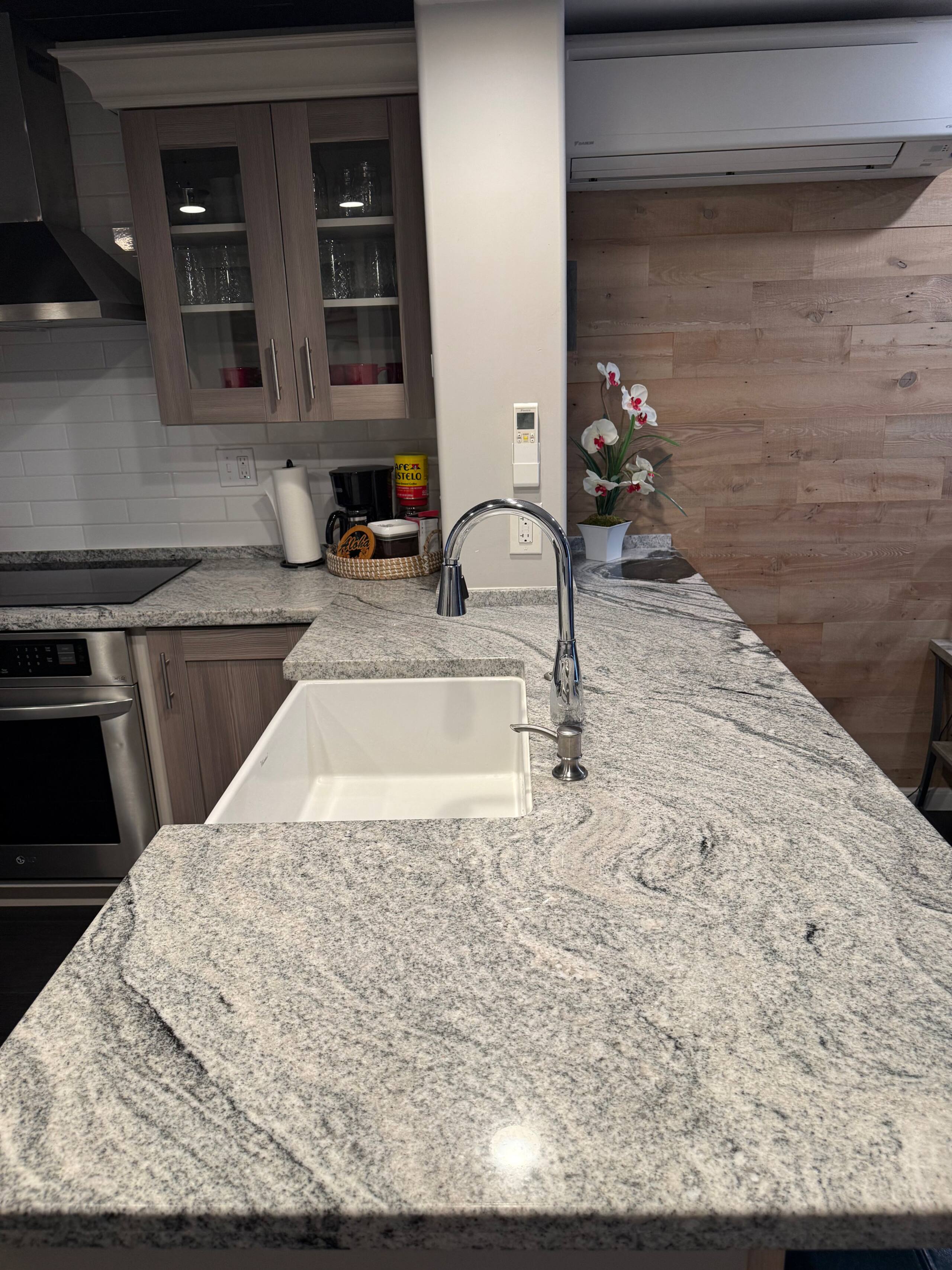 Condo in Honolulu · ★4.86 · 2 bedrooms · 3 beds · 1 private bath - Image 19