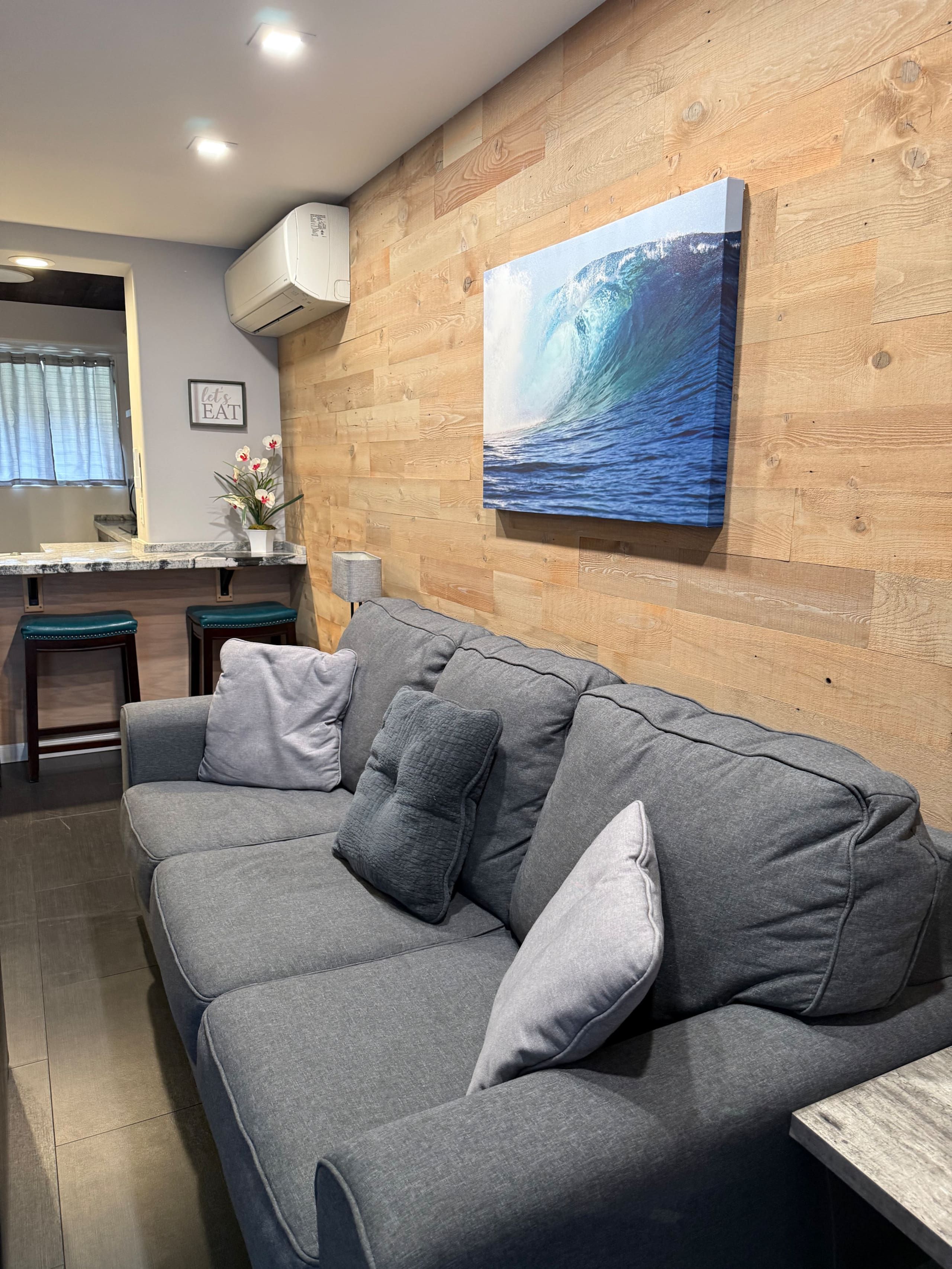 Condo in Honolulu · ★4.86 · 2 bedrooms · 3 beds · 1 private bath - Image 12