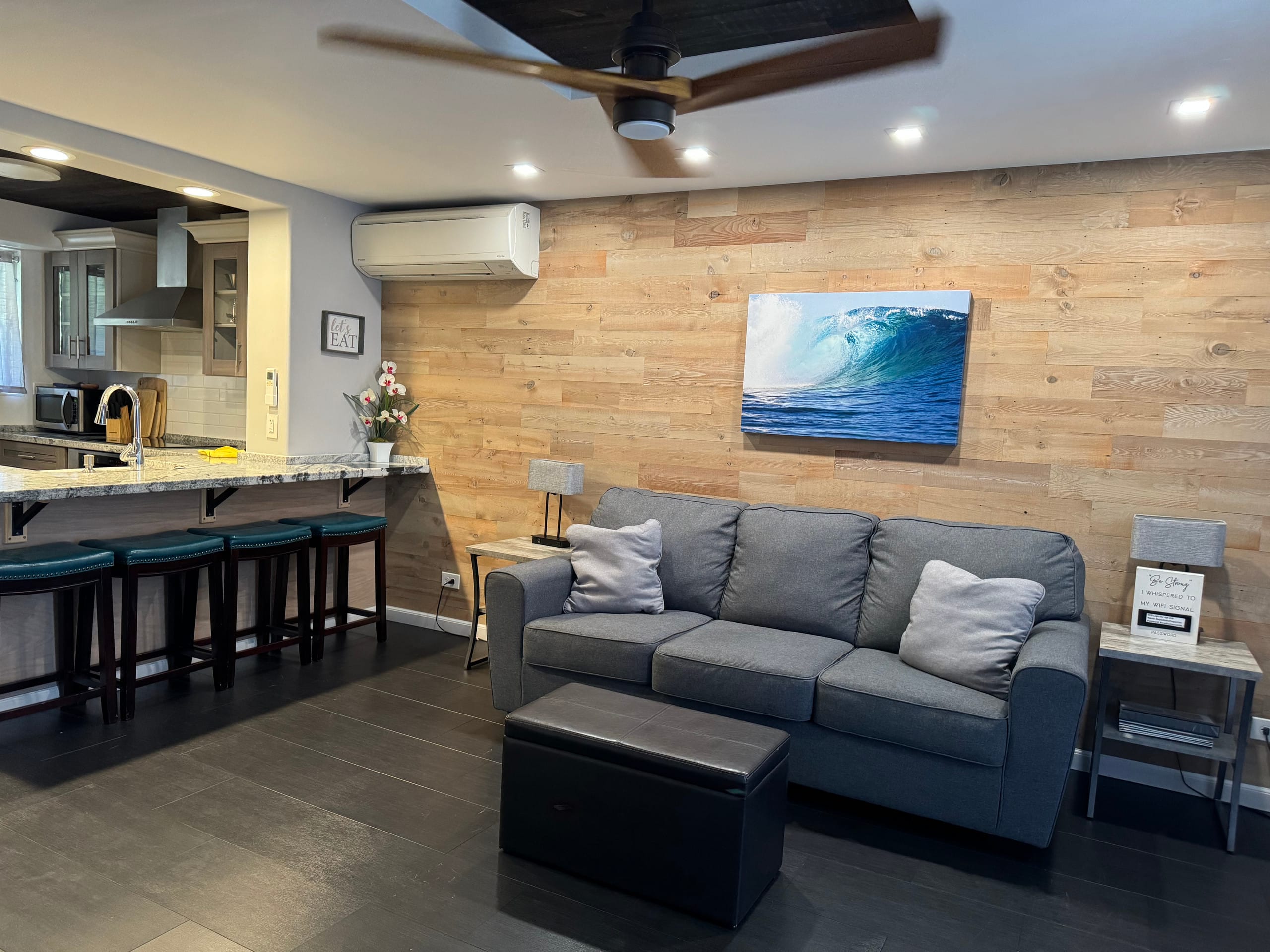 Condo in Honolulu · ★4.86 · 2 bedrooms · 3 beds · 1 private bath - Image 3