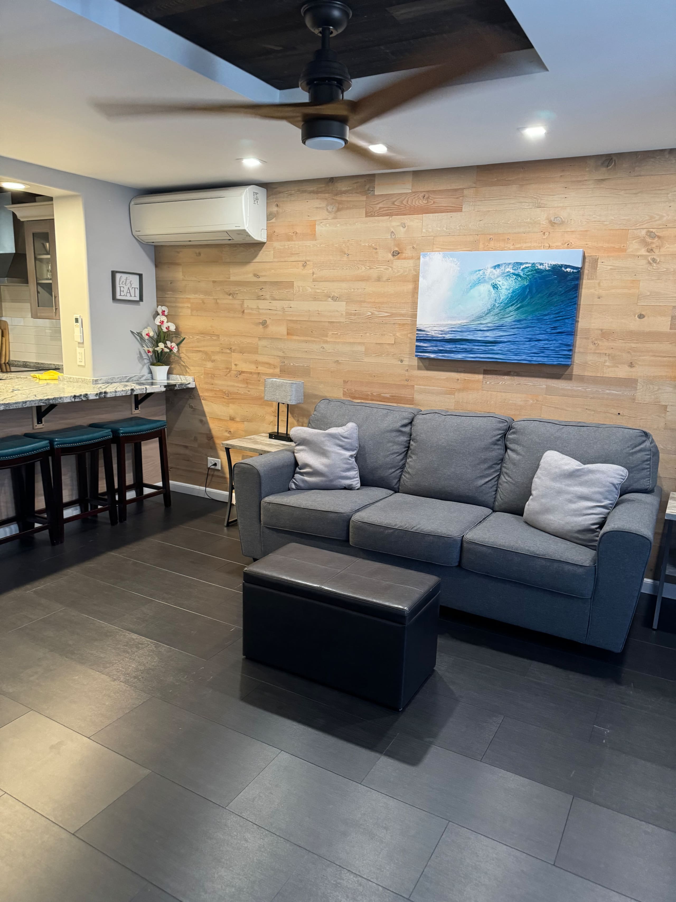 Condo in Honolulu · ★4.86 · 2 bedrooms · 3 beds · 1 private bath - Image 4
