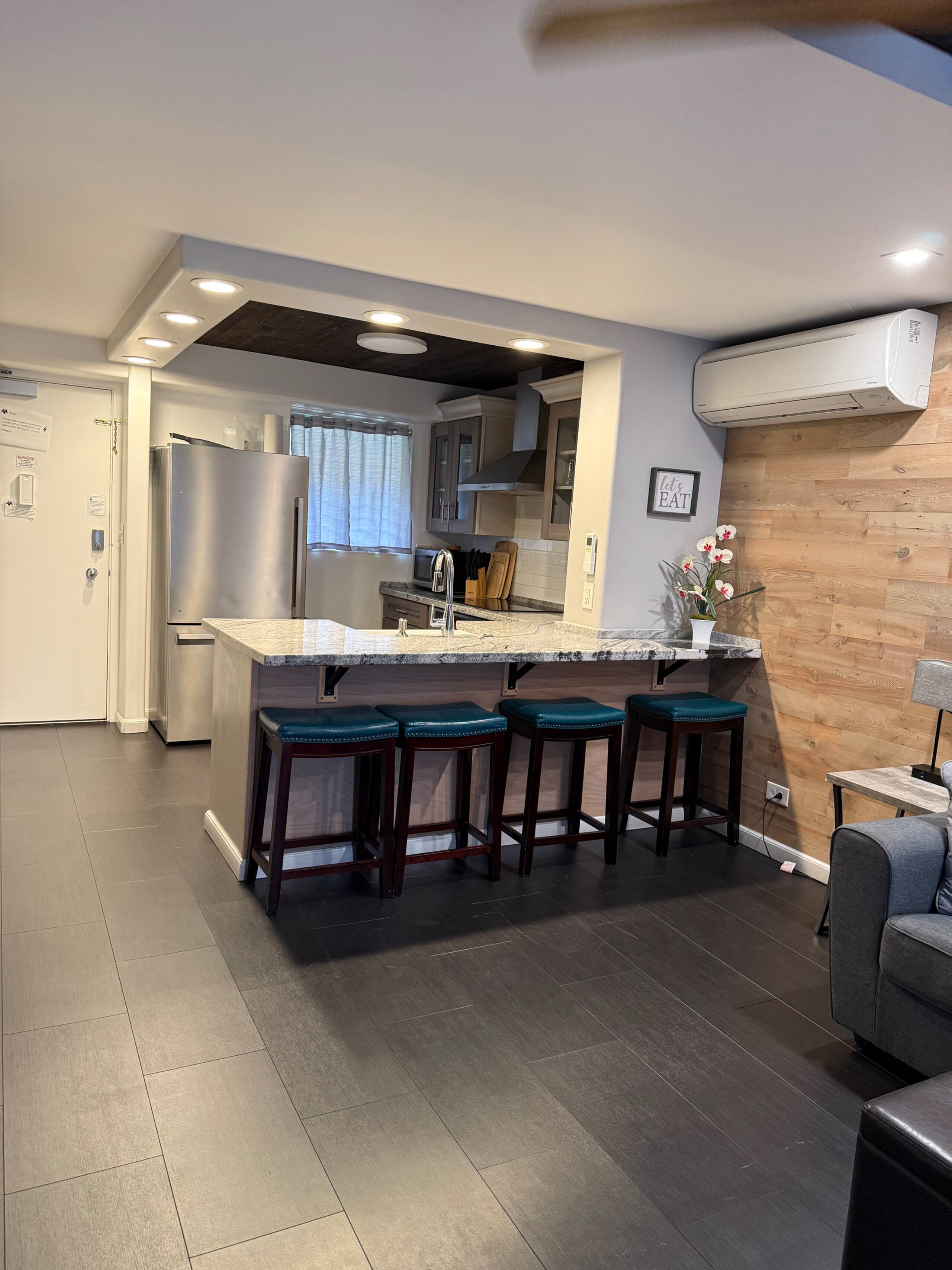Condo in Honolulu · ★4.86 · 2 bedrooms · 3 beds · 1 private bath - Image 25