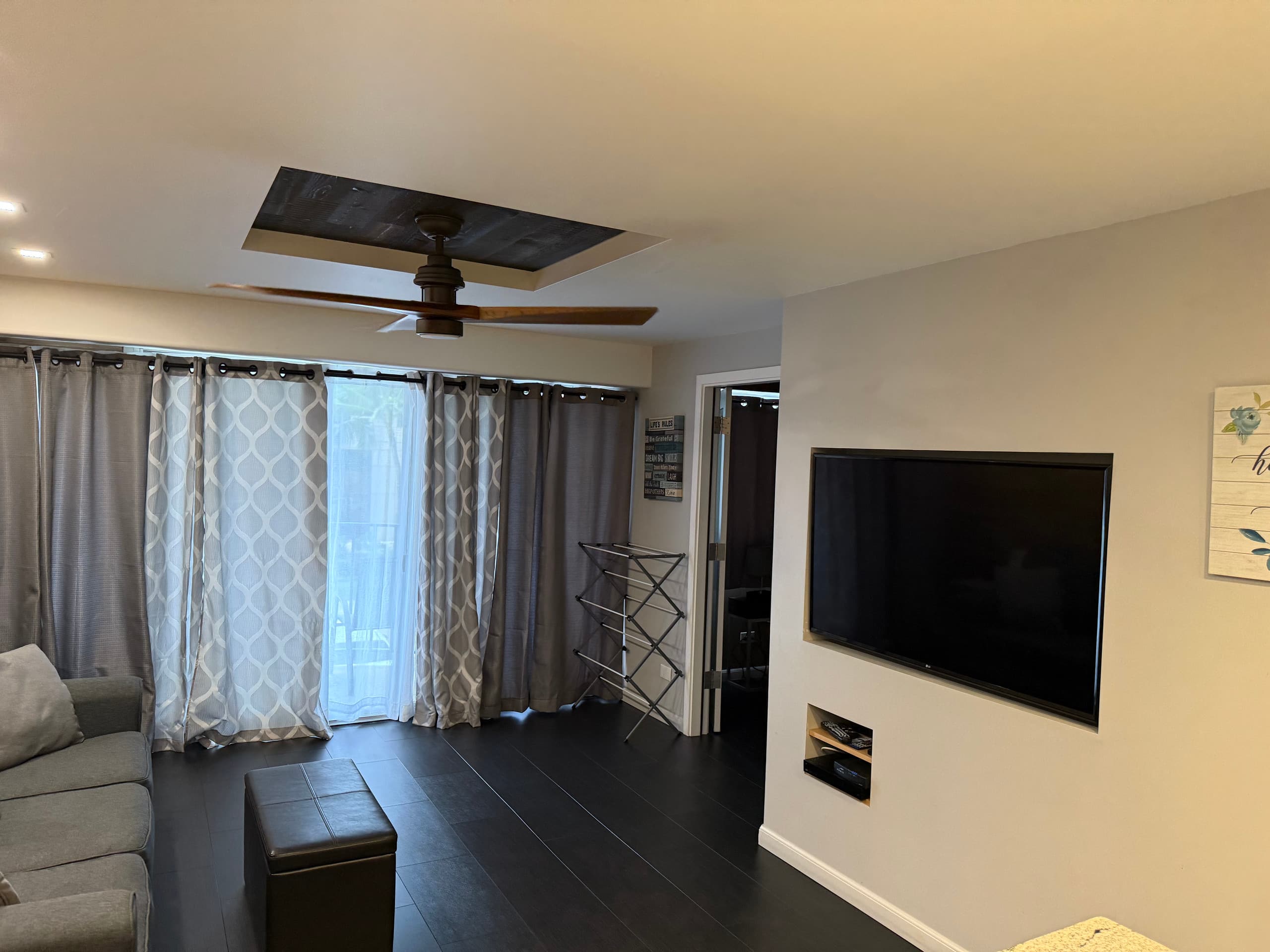 Condo in Honolulu · ★4.86 · 2 bedrooms · 3 beds · 1 private bath - Image 8