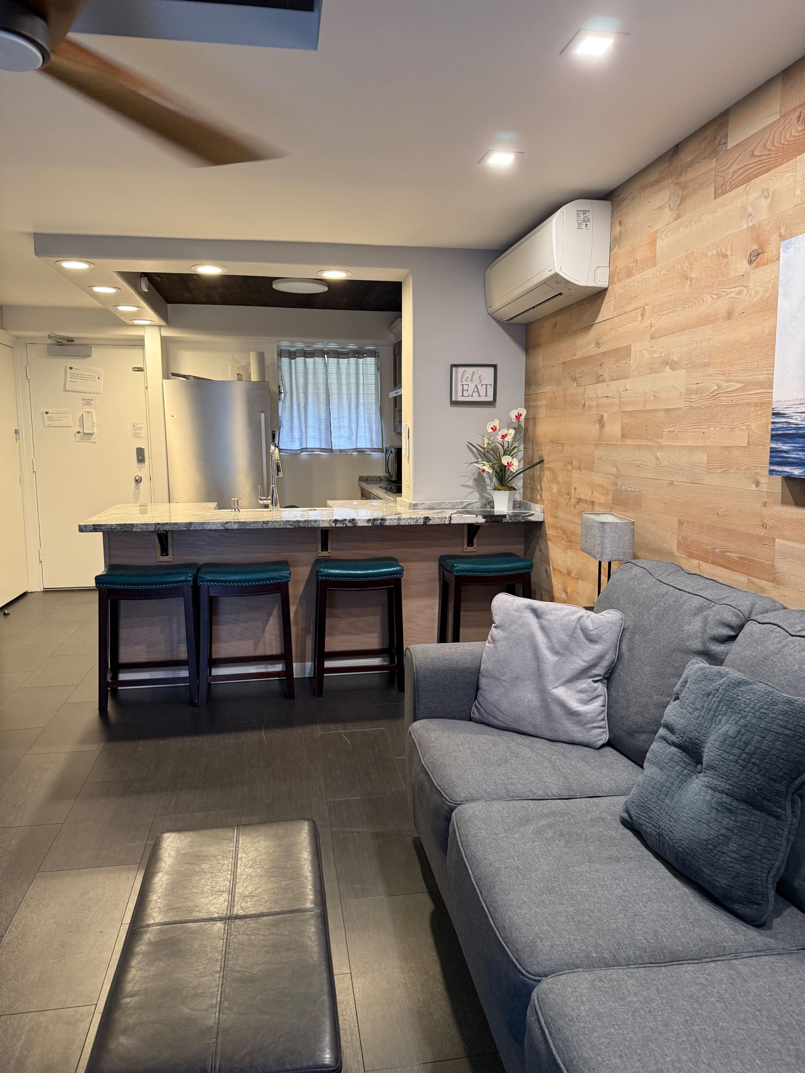 Condo in Honolulu · ★4.86 · 2 bedrooms · 3 beds · 1 private bath - Image 13