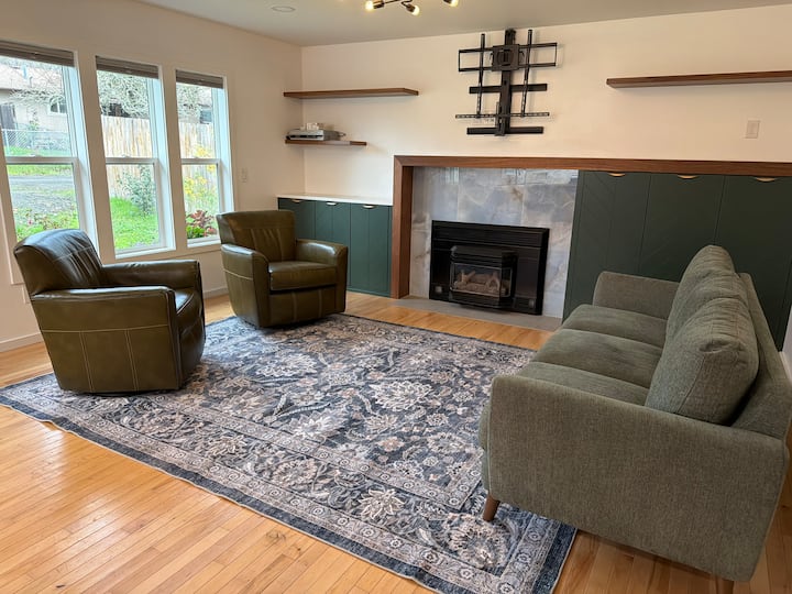 Airy Bedroom In Bright Modern Home - Roseburg, OR