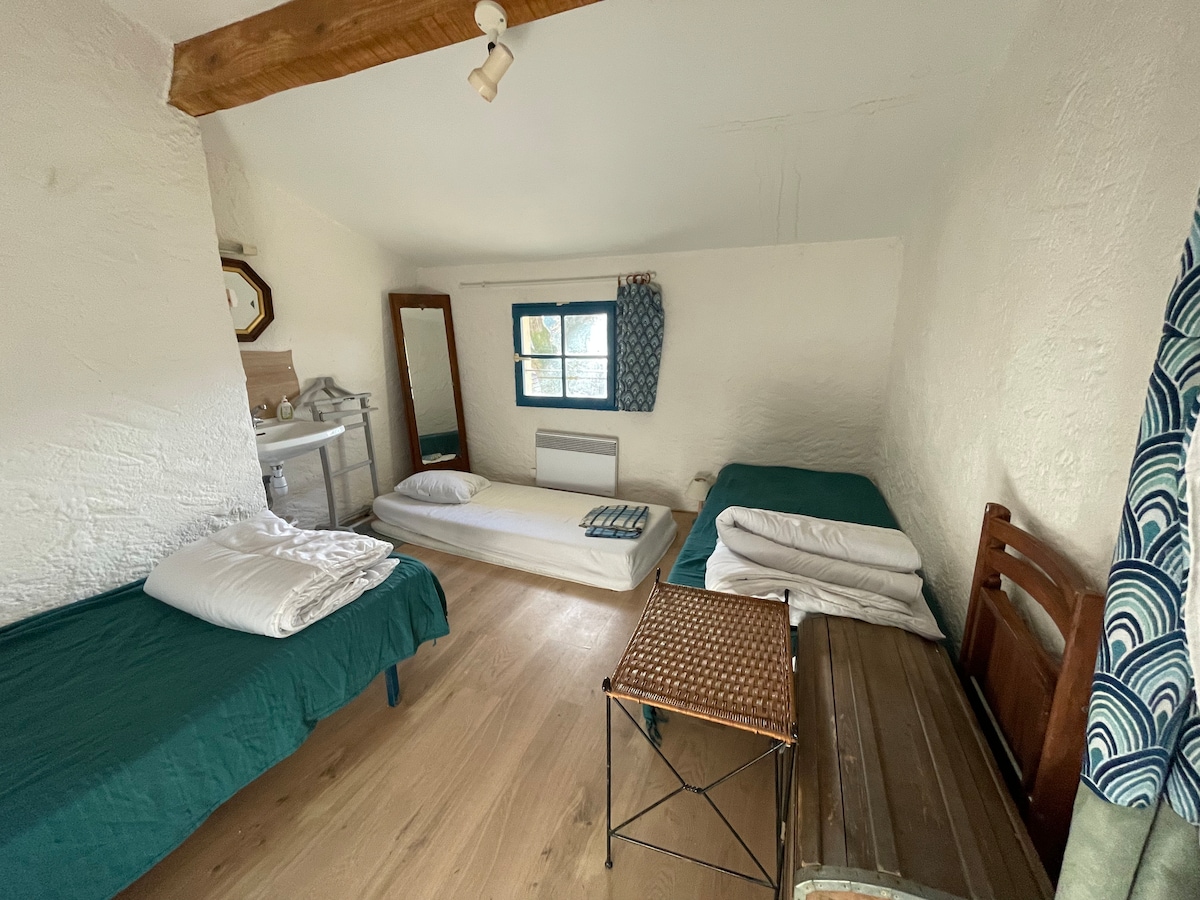 1. kat, pristup malom vanjskom stubištu, 2 kreveta za jednu osobu ili bračni krevet, mogućnost postavljanja dječjeg madraca u +.