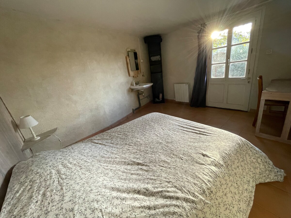 Jednokatnica, bračni krevet, umivaonik, radni stol