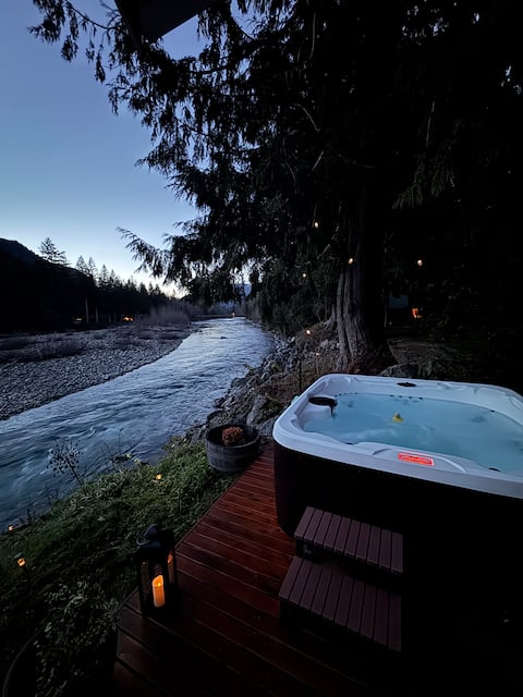 Riverfront!
Ski Base*Hot tub*WiFi*Fire pit*7 beds*