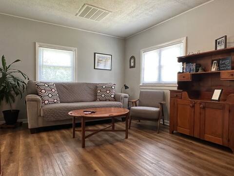 Cozy Cottage *DOG FRIENDLY* w/ fenced-in backyard