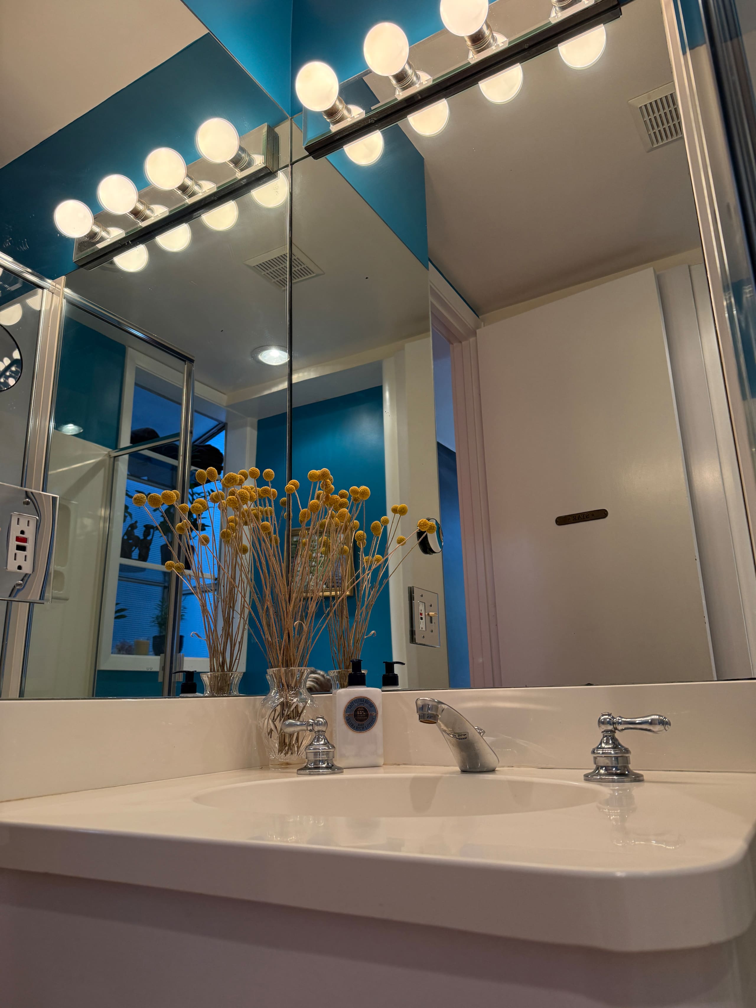 Home in San Francisco · ★5.0 · 2 bedrooms · 2 beds · 2 baths - Image 18