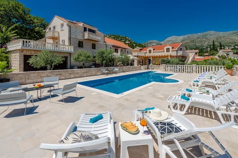 Guest house "Flora" - Apartment 1