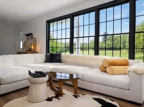 6-Acre Lux Estate: Hot Tub, Fireplace, Near Skiing