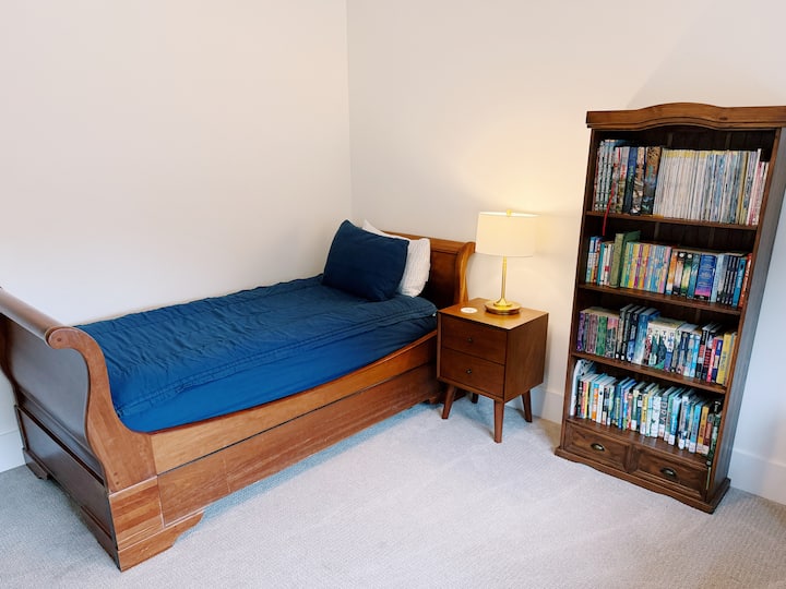 ห้องนอนนี้มีเตียงแฝดพร้อมเตียงเลื่อนที่ซ่อนอยู่ 