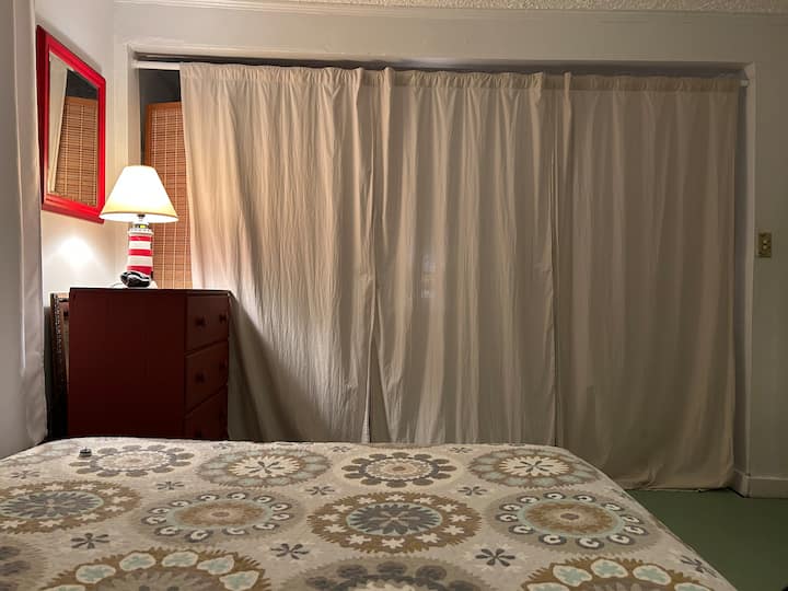 ห้องนอนควีนไซส์แยกด้วยผ้าม่าน