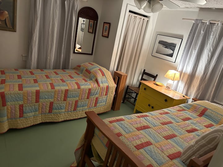 ห้องนอนด้านหน้าคั่นด้วยห้องนอนที่ 2 พร้อมผ้าม่าน