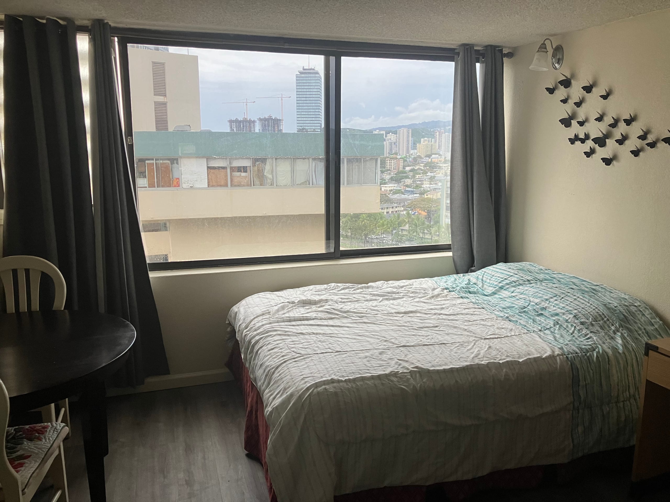 Condo in Honolulu · ★4.44 · Studio · 1 bed · 1 private bath - Image 5