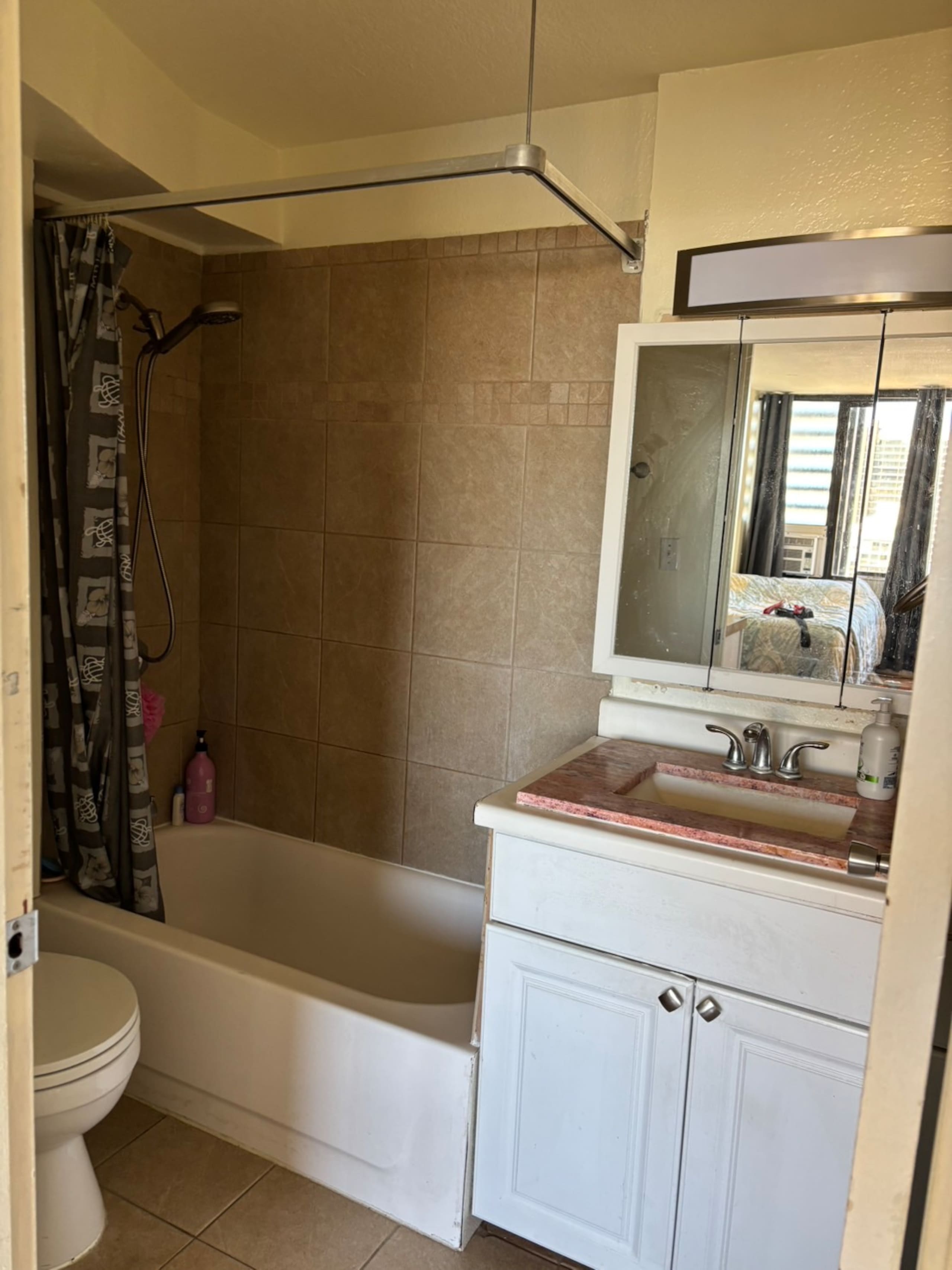 Condo in Honolulu · ★4.44 · Studio · 1 bed · 1 private bath - Image 3