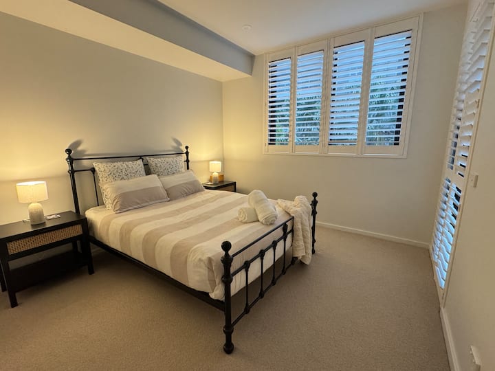 ห้องนอนใหญ่ที่เงียบสงบและสะดวกสบายพร้อมระเบียง 