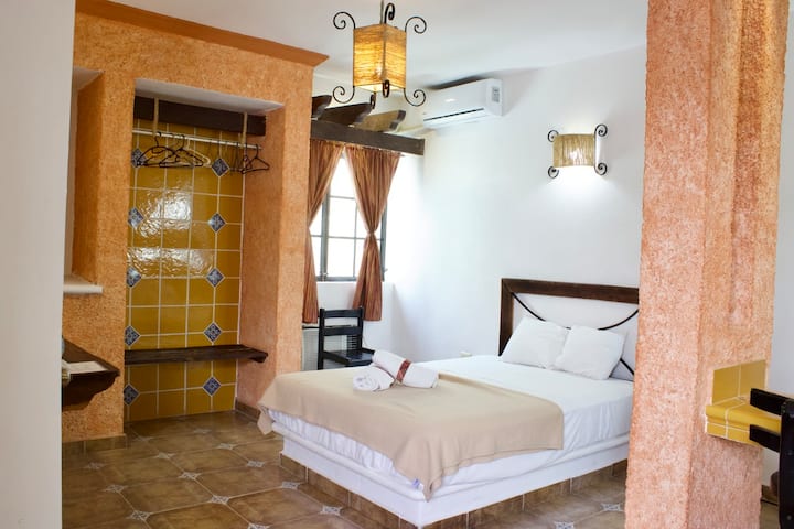 Mexican Room Private Bathroom Near 5th And Beach - Playa del Carmen