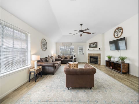 10 Mins to Airport, Hot-Tub, Covered Patio, Wi-Fi