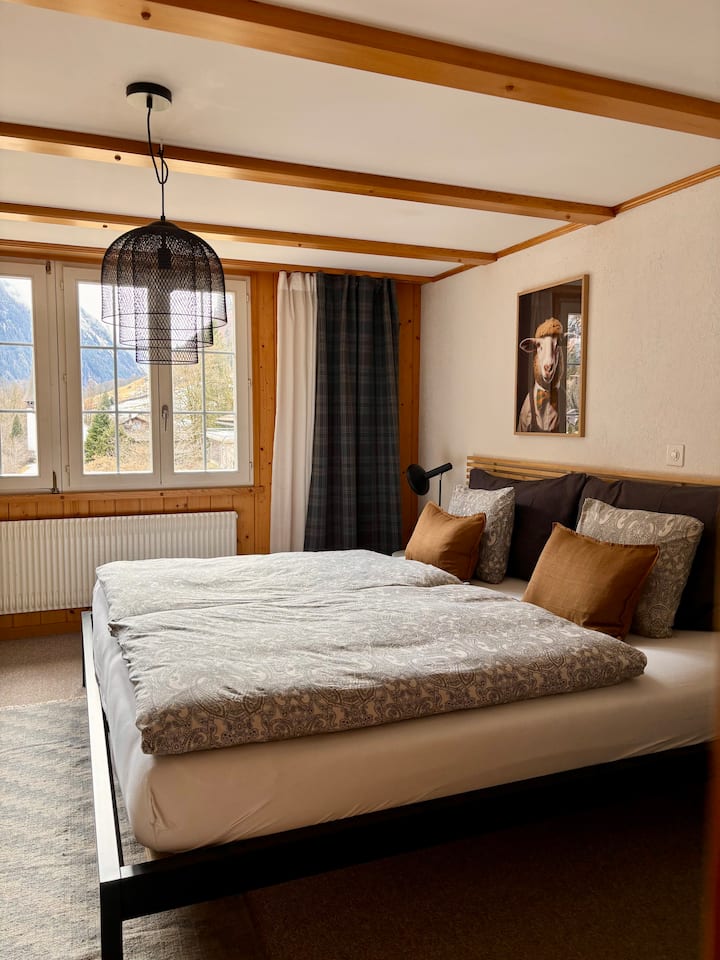 سرير سوبر كينغ (200 سم) للنوم العميق بعد أيام طويلة من المغامرة.