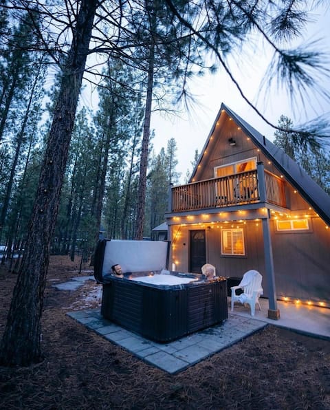 A-Frame cabin • hot tub | near Bend | Crater Lake