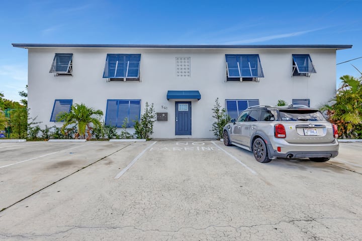 Oasis Riviera | 2 Min To Beach | Singer Island - North Palm Beach