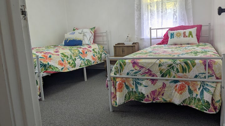 تحتوي غرفة النوم رقم 2 على سريرين بحجم مزدوج، ومنضدة، وخزانة مع شماعات، ومروحة سقف مع ضوء علوي.  هذه الغرفة خفيفة ومشرقة - لا توجد ستائر ولا ستائر تعتيم.