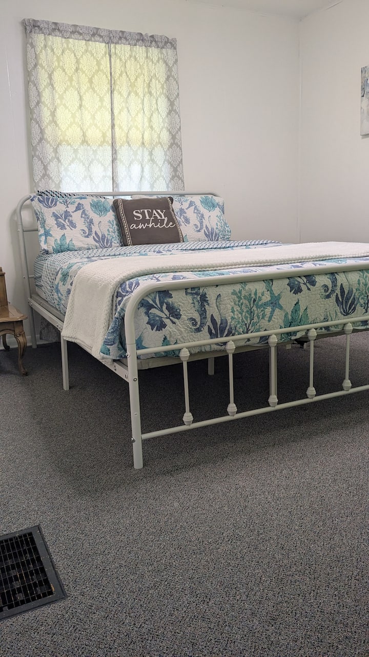 سرير بحجم كوين في غرفة النوم الأمامية.