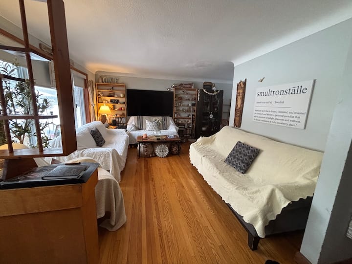 Cheery 3 Bedroom Home With Parking, Super Location - Brockville