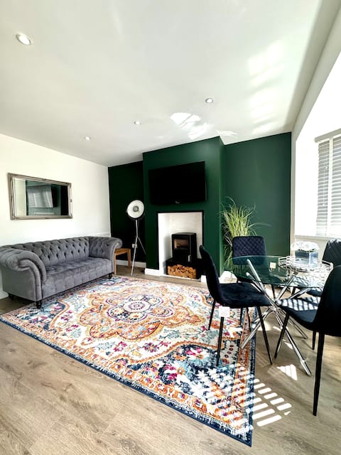 Popular Airbnb listing: Sophisticated Home with Beautiful & Large Garden in Grangetown