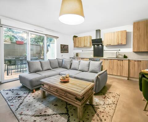 Top performing Airbnb: Beautiful apartment with large terrace. in Vénissieux
